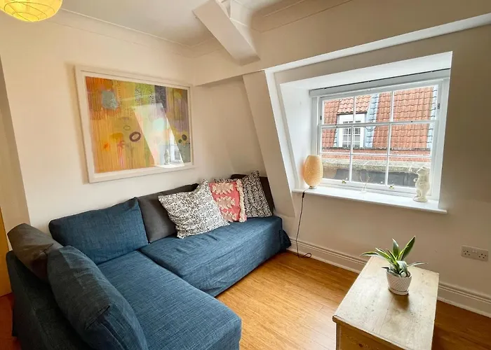 Bright 1 Bed Flat Near Cabot Circus