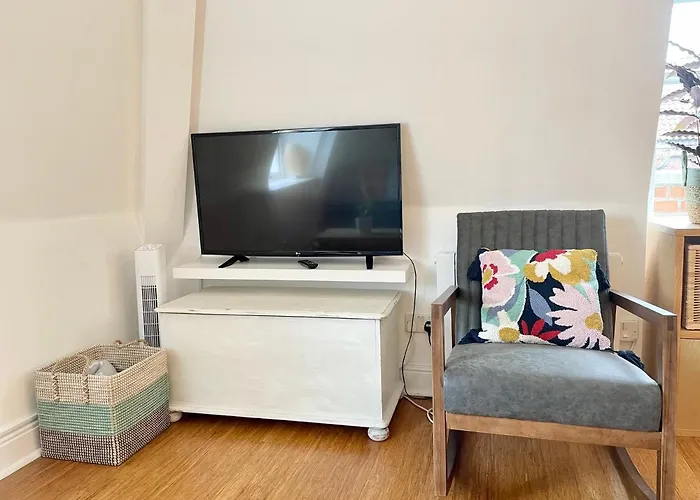 Bright 1 Bed Flat Near Cabot Circus