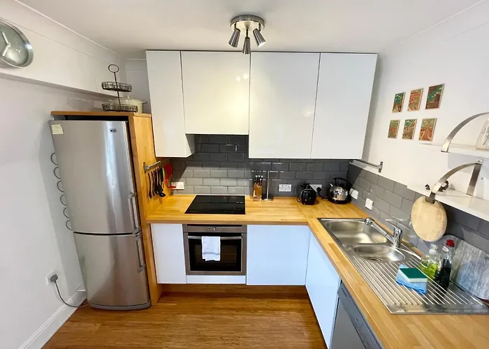 Bright 1 Bed Flat Near Cabot Circus